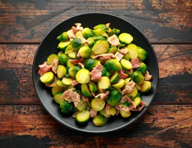 Siyah tabakta domuz pastırmalı rosto. ahşap masa