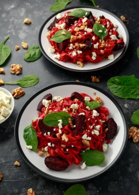 Ispanaklı, cevizli ve peynirli pancar rostosu. sağlıklı yiyecekler