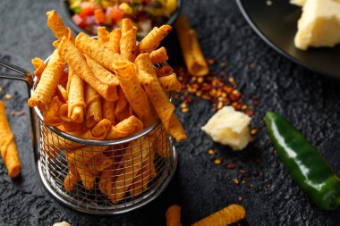 Jalapeno ve çedar peynirli tortilla rulosu, patates cipsi ve mango salsa sosu.