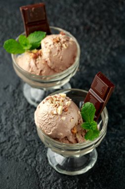 Koyu çikolatalı dondurma ve cam kasede fındık.