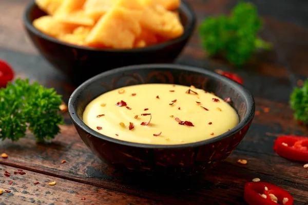 Sauce au fromage maison avec épice sur table en bois — Photo