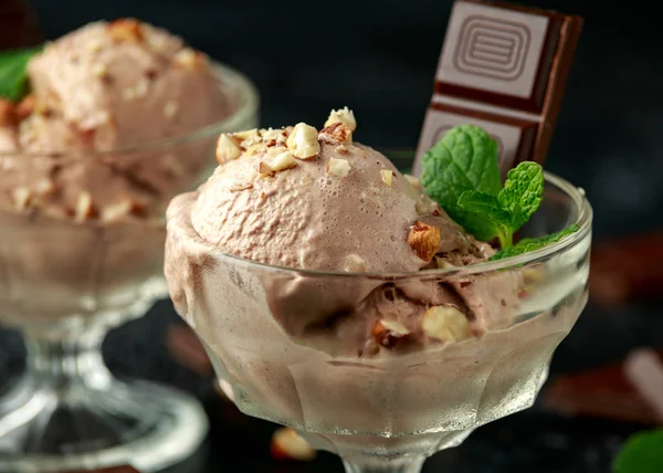 Čokoládová zmrzlina s čokoládovými tyčinkami a lískovými oříšky ve skleněné misce — Stock fotografie