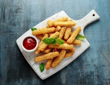 Çıtır Halloumi peyniri, beyaz tahta üzerinde acı soslu patates kızartması.