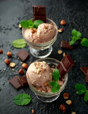Koyu çikolatalı dondurma ve cam kasede fındık.