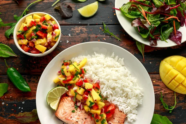 Salmão com salsa de manga e arroz branco no prato — Fotografia de Stock