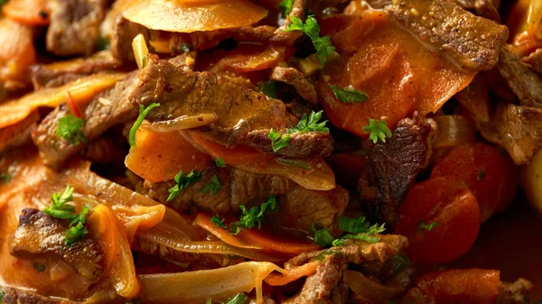 Klassische Rindfleisch-Stroganoff-Servei mit gekochten Babykartoffeln und süßen Erbsen — Stockfoto