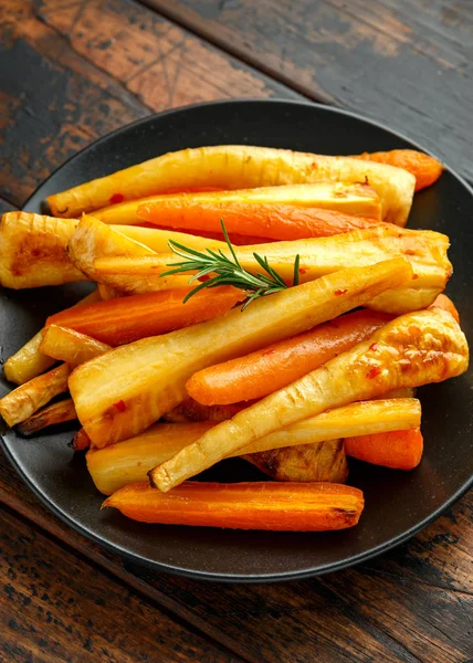 Roasted Parsnips and Carrots with herbs on rustic wooden table — Stock Photo, Image