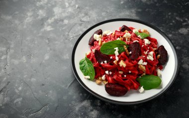 Ispanaklı, cevizli ve peynirli pancar rostosu. sağlıklı yiyecekler