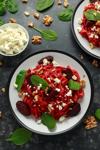 Ristet rødbetpasta med spinat, valnøtter og fetaost. sunn mat – stockfoto