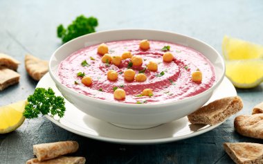 Nohut, zeytin yağı, limon ve pita ekmekli pancar humusu.