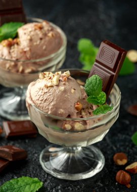 Koyu çikolatalı dondurma ve cam kasede fındık.