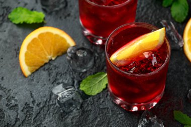 Kırsal arka planda klasik Negroni kokteyli.