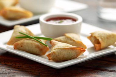 Tatlı biber soslu taze Hint Samosa 'sı