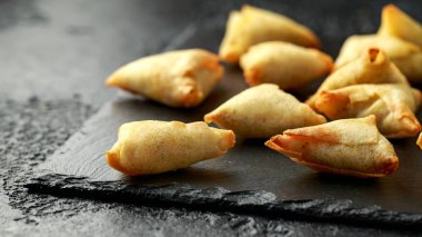 Köy taşından yapılma tahtaya tatlı acı biber soslu taze Hint Samosa