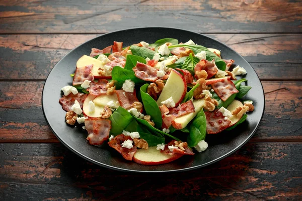 Bacon, insalata di mele con spinaci, noci e formaggio feta. su tavolo di legno. cibo sano . — Foto Stock