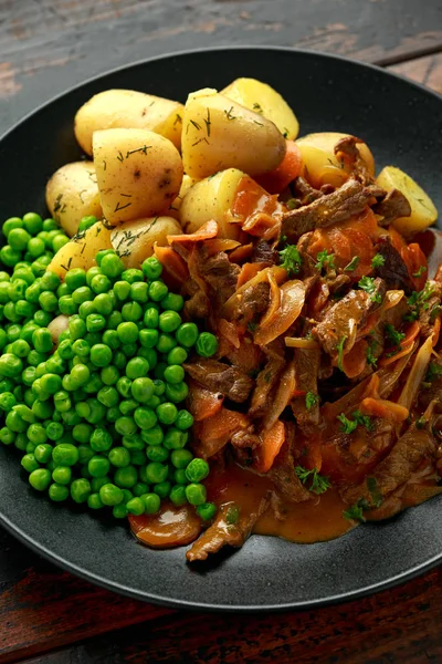 Classic beef stroganoff servei with boiled baby potato and sweet peas — Stock Photo, Image