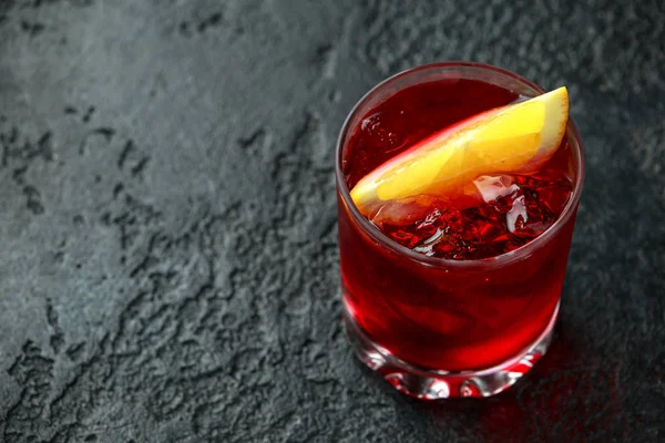 Classic Old Fashioned Negroni cocktail sur fond de pierre rustique — Photo