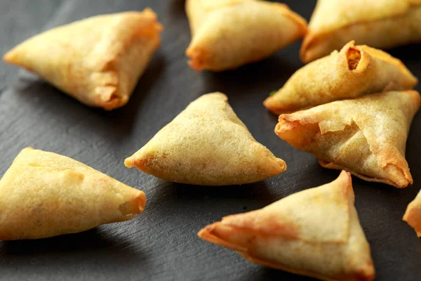 Samosa india fresca con salsa de chile dulce en tablero de piedra rústica —  Fotos de Stock