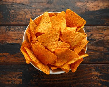 Meksika mısırı, tortilla peyniri cipsi tahta masada beyaz bir fincanda.