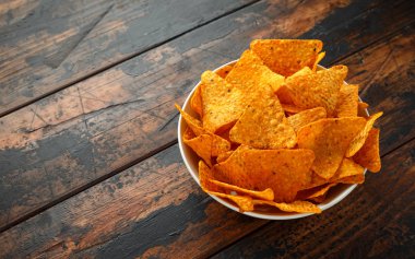 Meksika mısırı, tortilla peyniri cipsi tahta masada beyaz bir fincanda.