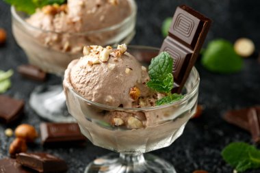 Koyu çikolatalı dondurma ve cam kasede fındık.