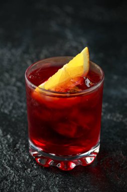 Kırsal arka planda klasik Negroni kokteyli.