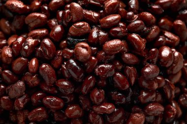 Beyaz kasede konserve siyah fasulye. Sağlıklı yemek.