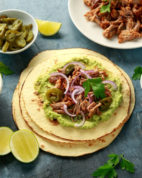 Tortilha de milho mexicana com carne de porco desfiada, abacate, cebola vermelha e jalapeno — Fotografia de Stock