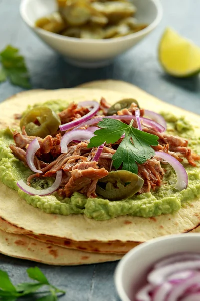 Tortilha de milho mexicana com carne de porco desfiada, abacate, cebola vermelha e jalapeno — Fotografia de Stock