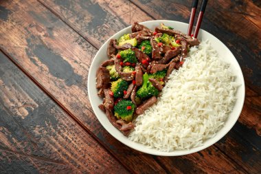 Ev yapımı biftek ve brokoli ve ahşap masada pilav.