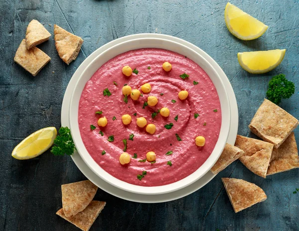 Hummus de beterraba com grão de bico, azeite, pão de limão e pita — Fotografia de Stock