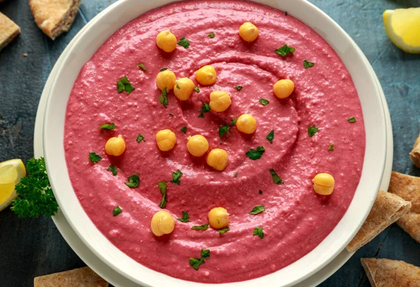 Hummus de beterraba com grão de bico, azeite, pão de limão e pita — Fotografia de Stock