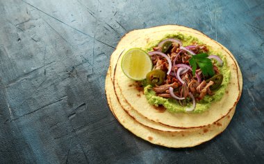 Meksika mısırlı tortilla, doğranmış domuz eti, avokado, kırmızı soğan ve jalapeno.