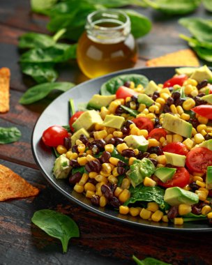 Avokado, Black Beans, tatlı mısır, ıspanak, domates ve Tortilla cipsli Meksika salatası.