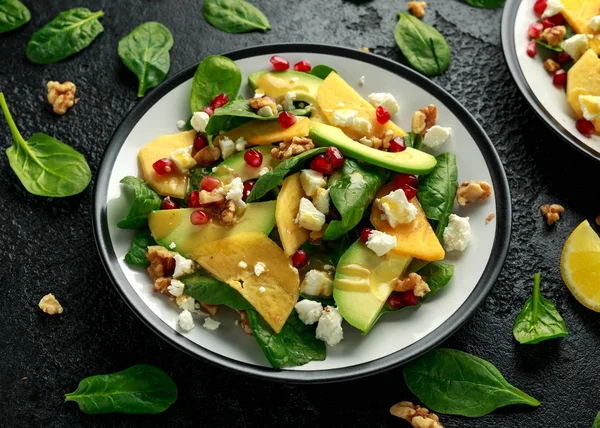 Сперма, салат з авокадо зі шпинатом, сиром фета, волоськими горіхами та насінням граната. Здорова їжа . — стокове фото