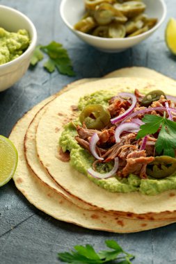 Meksika mısırlı tortilla, doğranmış domuz eti, avokado, kırmızı soğan ve jalapeno.