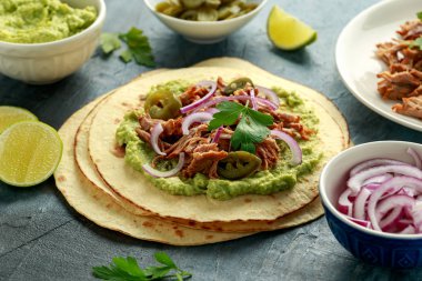 Meksika mısırlı tortilla, doğranmış domuz eti, avokado, kırmızı soğan ve jalapeno.