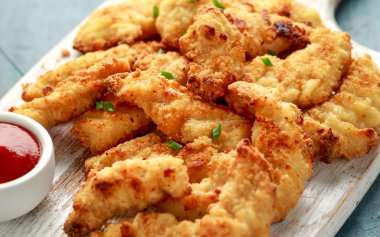 Tahtada ketçap ve tereyağlı tavuk nugget.