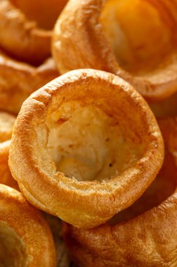 Geleneksel İngiliz Yorkshire pudingi siyah tabak ve arkaplan üzerine
