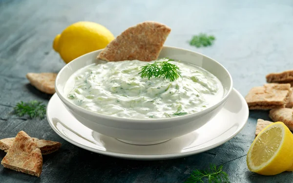 Tzatziki sos de baie cu iaurt grecesc, usturoi, mărar și castravete în castron alb — Fotografie, imagine de stoc