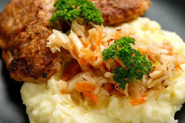 Caseiro feito rissóis de carne picada, costeletas servidas com purê de batatas e chucrute azedo. Comida tradicional russa — Fotografia de Stock