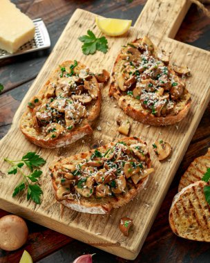 Tahta tahtada maydanozlu, limonlu ve parmesanlı ızgara mantarlı tost. sağlıklı vejetaryen yemekleri