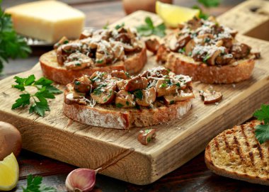 Tahta tahtada maydanozlu, limonlu ve parmesanlı ızgara mantarlı tost. sağlıklı vejetaryen yemekleri