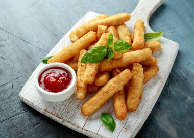 Çıtır Halloumi peyniri, beyaz tahta üzerinde acı soslu patates kızartması.