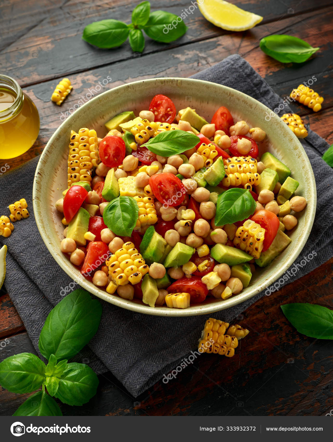 Салат из гороха авокадо с жареной кукурузой, помидорами и