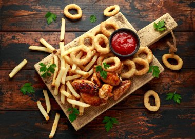 Kızarmış tavuk kanadı, soğan halkaları, patates kızartması ve sos. Yemeği götür..