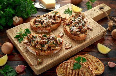 Tahta tahtada maydanozlu, limonlu ve parmesanlı ızgara mantarlı tost. sağlıklı vejetaryen yemekleri