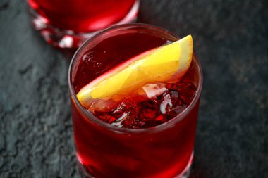 Kırsal arka planda klasik Negroni kokteyli.