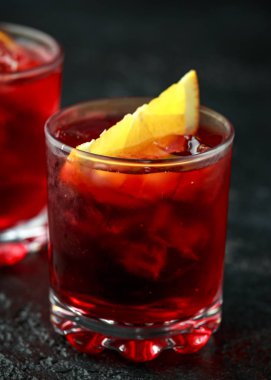 Kırsal arka planda klasik Negroni kokteyli.