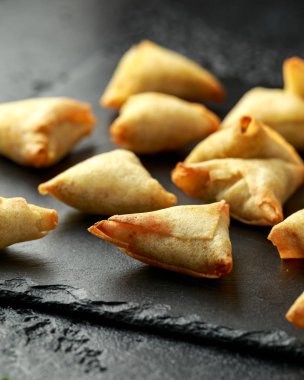 Köy taşından yapılma tahtaya tatlı acı biber soslu taze Hint Samosa